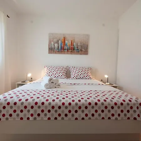 Daire Spacious W Balcony Big Garden & Grill