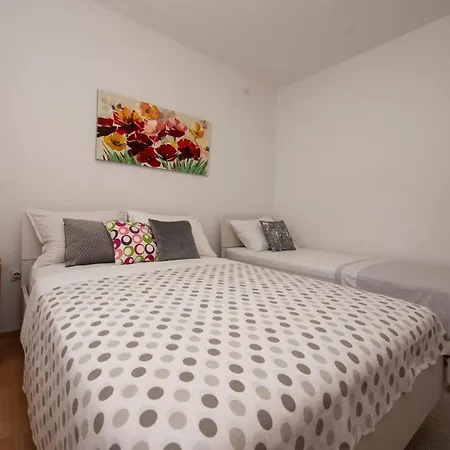 Apartment Spacious W Balcony Big Garden & Grill