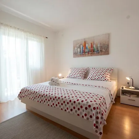 Spacious W Balcony Big Garden & Grill Apartment