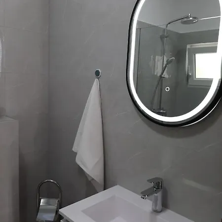 Spacious W Balcony Big Garden & Grill Apartment