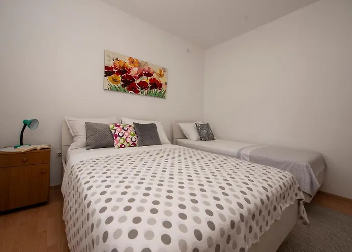 Daire Spacious W Balcony Big Garden & Grill