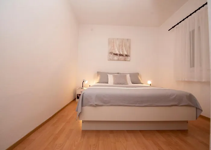 Daire Spacious W Balcony Big Garden & Grill *